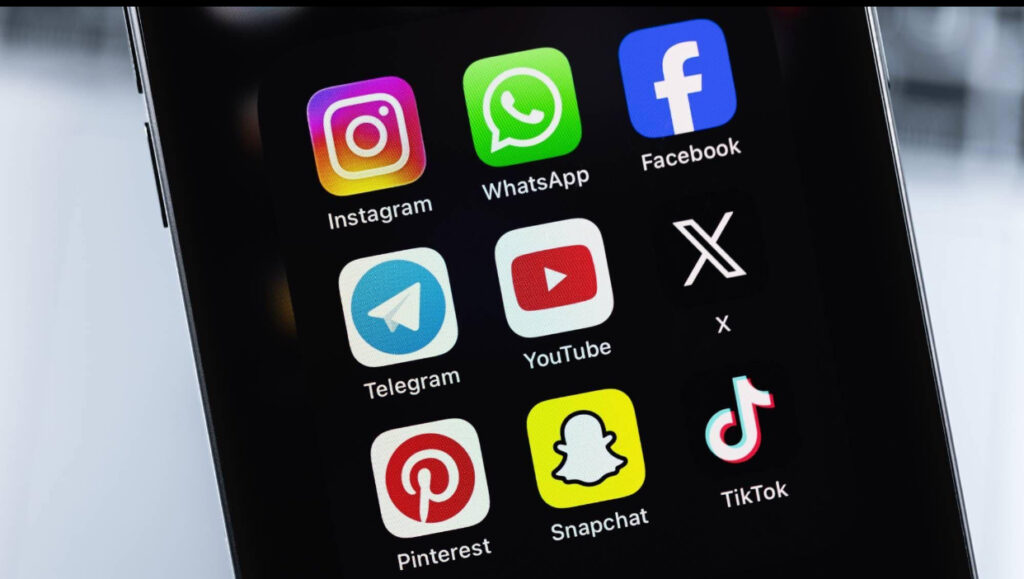 تقرير رسمي: «واتساب» التطبيق الأكثر استخدامًا في السعودية.. و«يوتيوب» و«سناب شات» و«تيك توك» يواصلون الصدارة