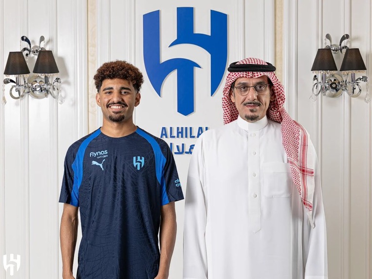 الهلال يعزز صفوفه بضم عبدالله العنزي وصبري دهل بعقدين يمتدان لخمسة مواسم