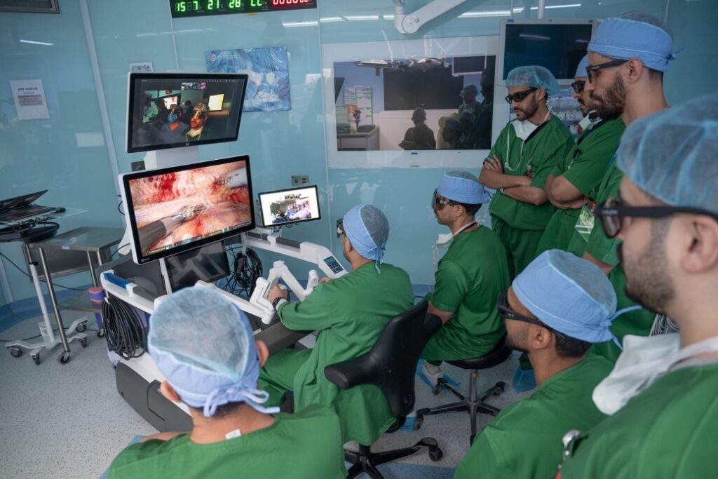 إنجاز طبي سعودي غير مسبوق.. الحرس الوطني يجري أول عملية جراحية روبوتية عن بُعد بين الرياض وجدة