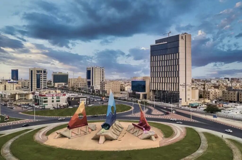 طقس الشرقية الثلاثاء: أجواء صحوة إلى غائمة جزئيًا و45° مئوية نهارًا والبحر متوسط الموج