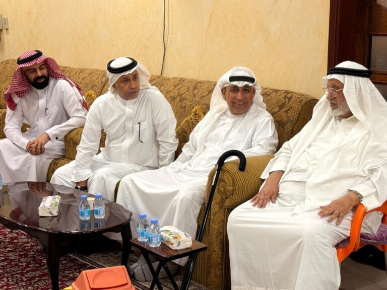 «جسور العطاء».. خيرية تاروت تزور الوجيه عبد العلي آل سيف تقديرًا لعقود من الدعم