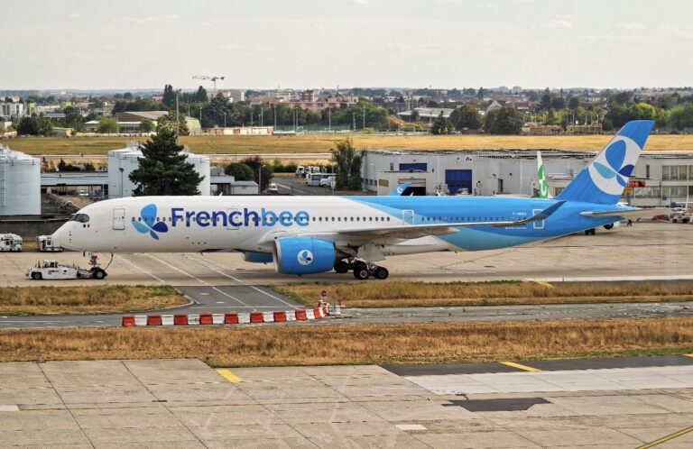 إصابة عامل أرضي بجروح خطيرة في حادث لطائرة «French Bee» بمطار مونتريال