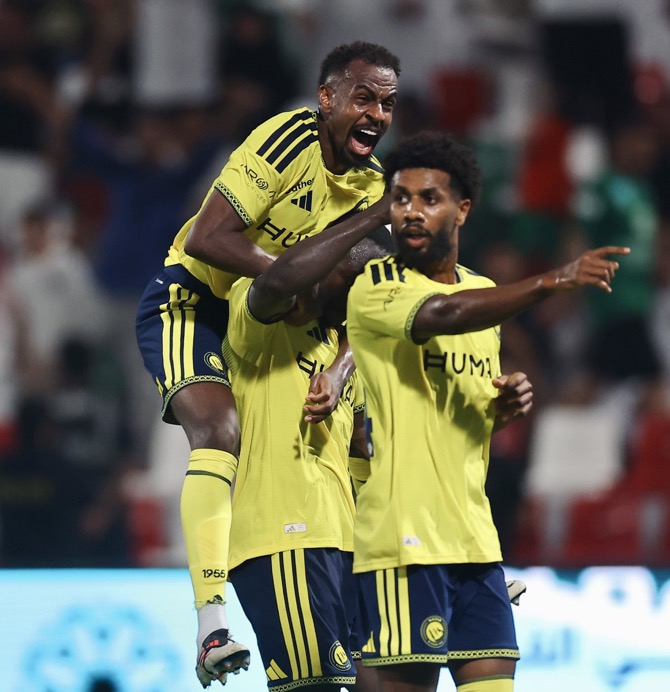 النصر يقلب الطاولة على الاتفاق بعشرة لاعبين.. والشباب والرياض يتعادلان بسداسية