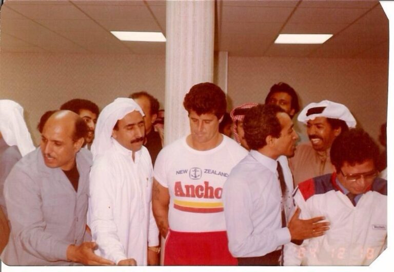 صورة من ذاكرة سيهات.. زيارة المصارع توني جاريا للترويج لجبنة «أنكور» عام 1984